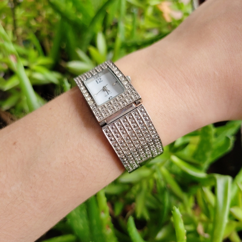 Vintage Rhinestone Dimpled Quartz Watch - Picture 6 of 9